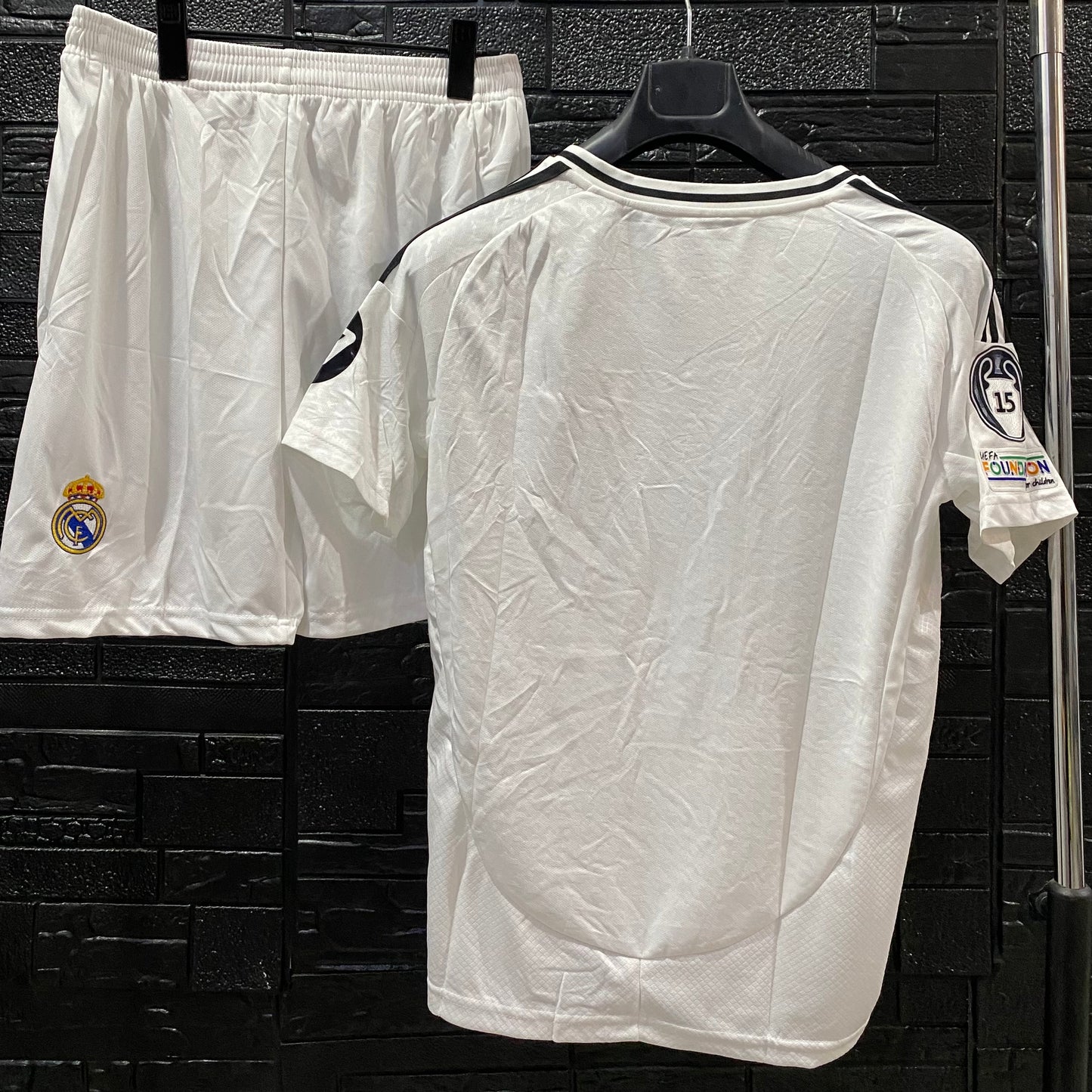 Kit Real Madrid Off badg ⚪️